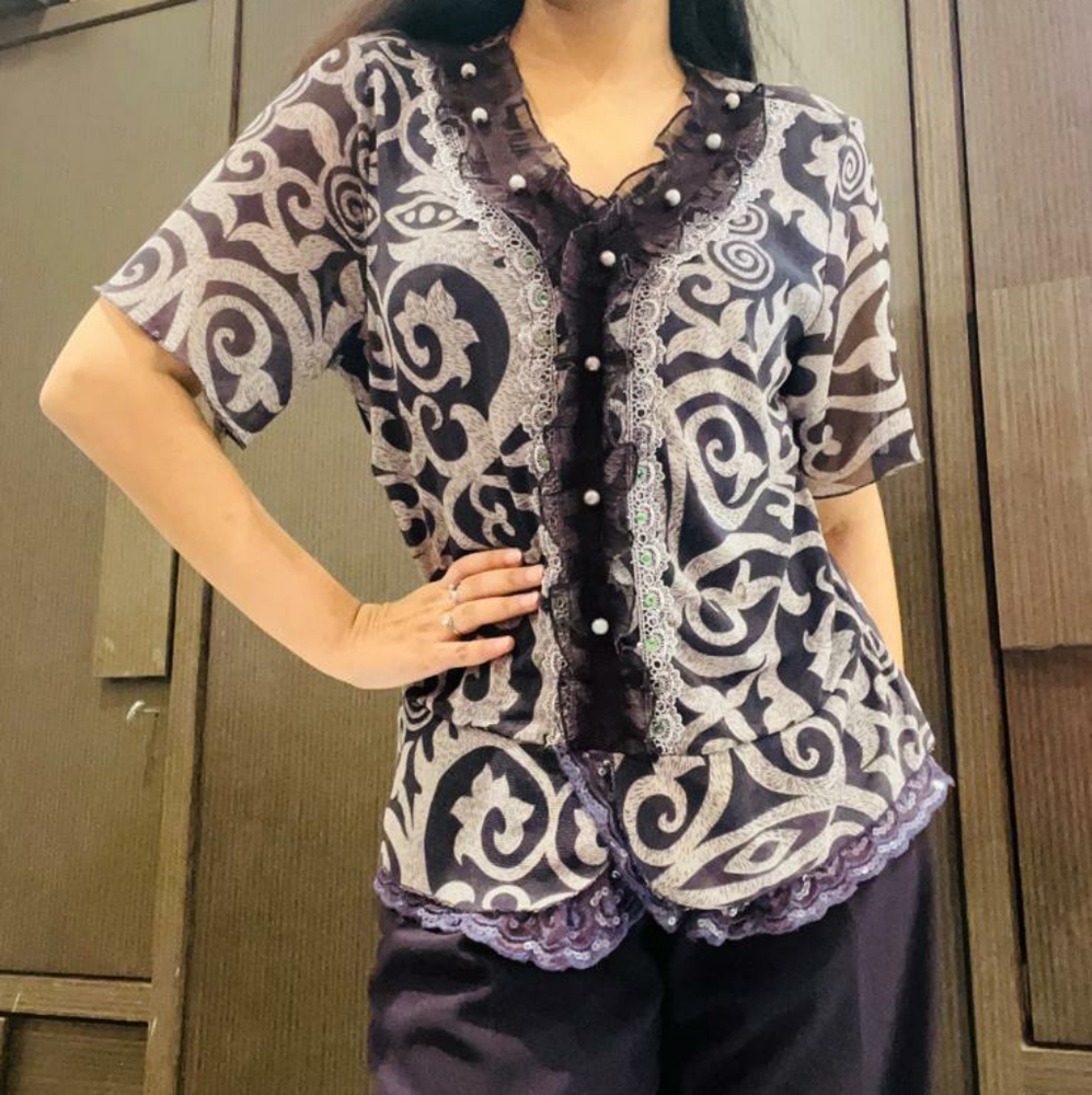 Purple lace top with pearl detailing - Picture 3 of 15